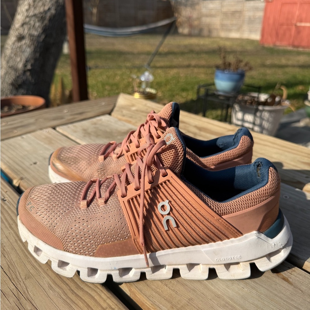 On Running Women’s Shoes - blush and White